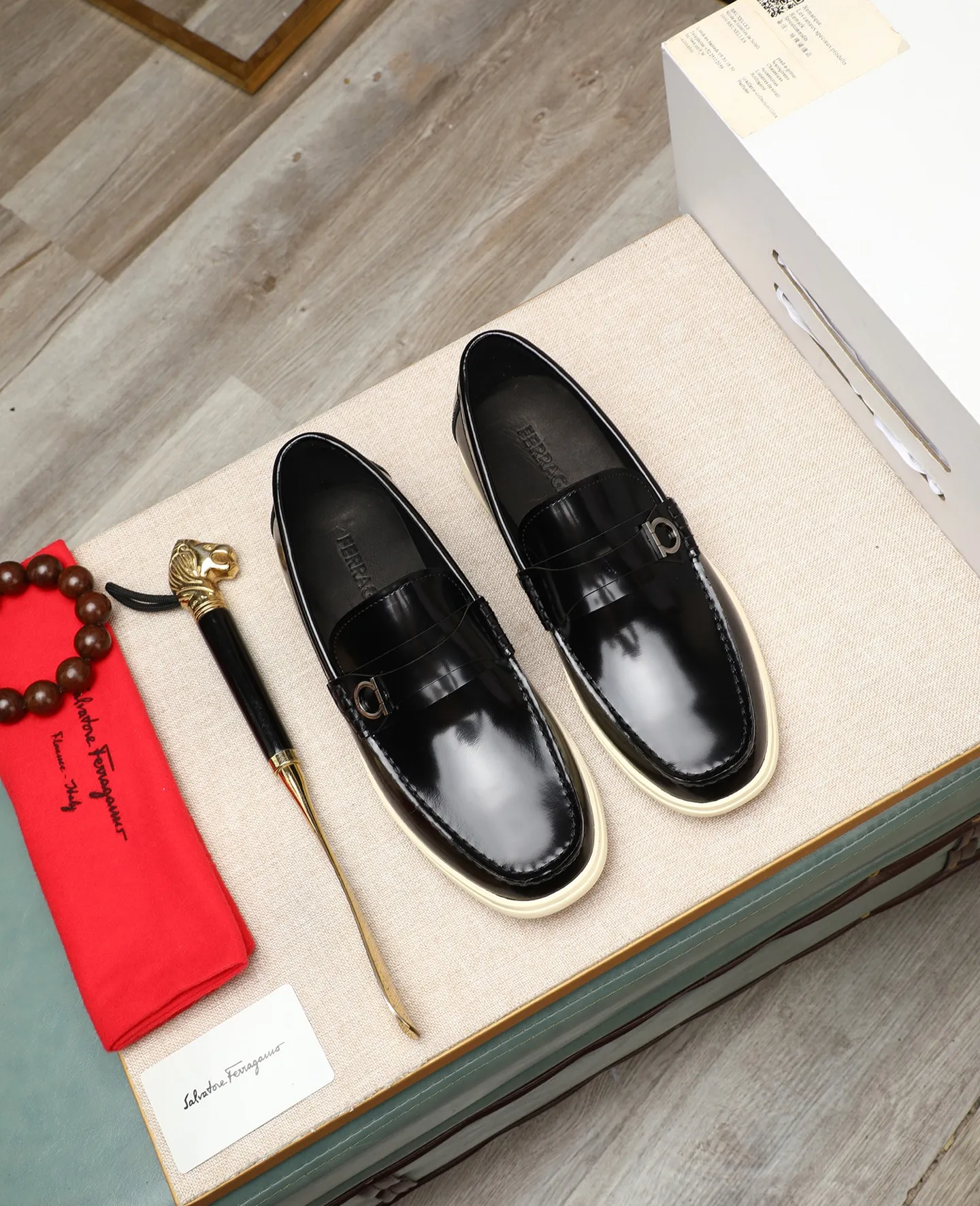 Men's shoes 💰580 📛📛(water-dyed cow lining) Salvatore Ferragamo high-end (Salvatore Ferragamo) is the top international luxury footwear brand. It comes from the fashion kingdom of Italy. It is famous all over the world for its traditional handmade design and novel styles... 🚶🏻🚶🏻New suit shoes are available simultaneously at the counter. This style is purely handmade. The fabric is imported Italian calfskin➕Soft water-dyed cowhide lining. Original authentic outsole🌀🌀Size: 38➖44 (45 46 customized)